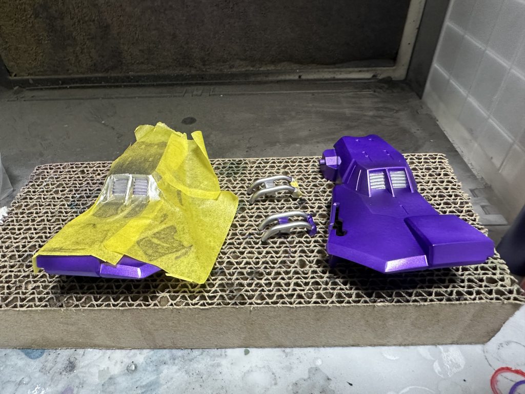 塗り分け部分はマスキングしてシルバーで