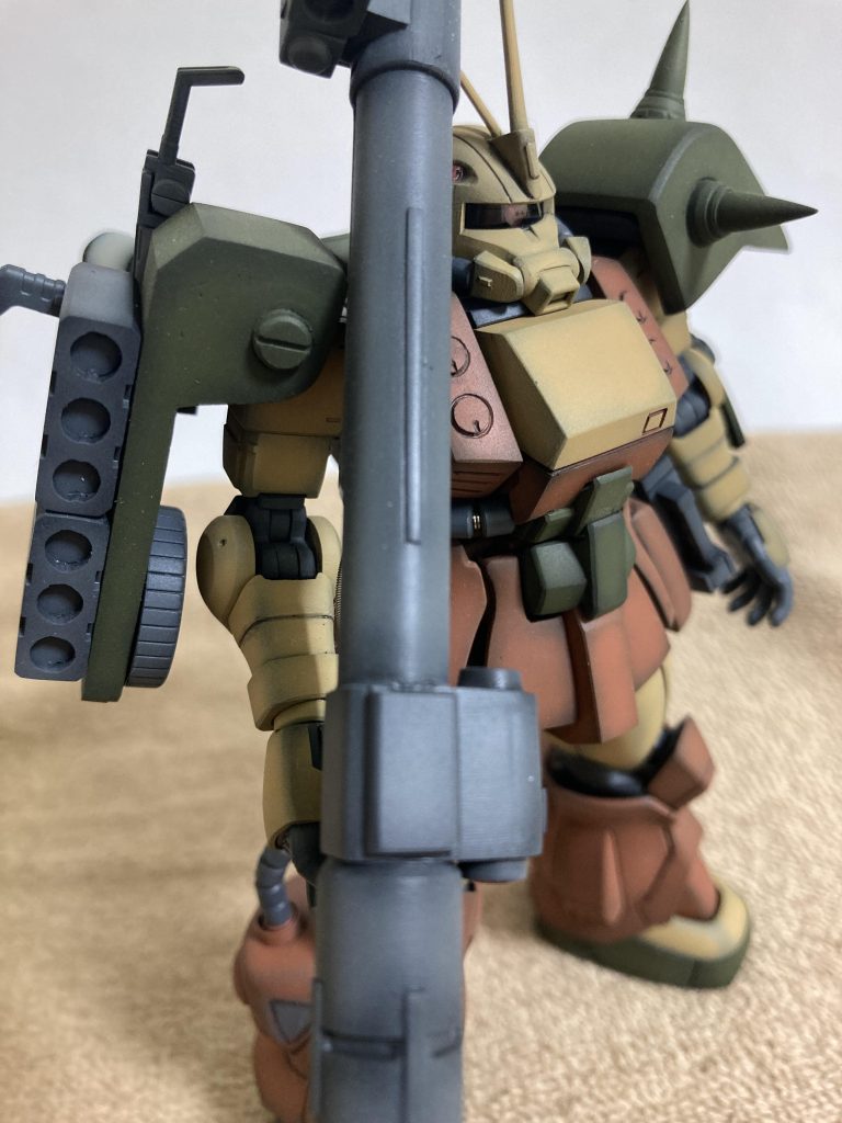 シールド裏側にはマシンガンのカートリッジを取り付け