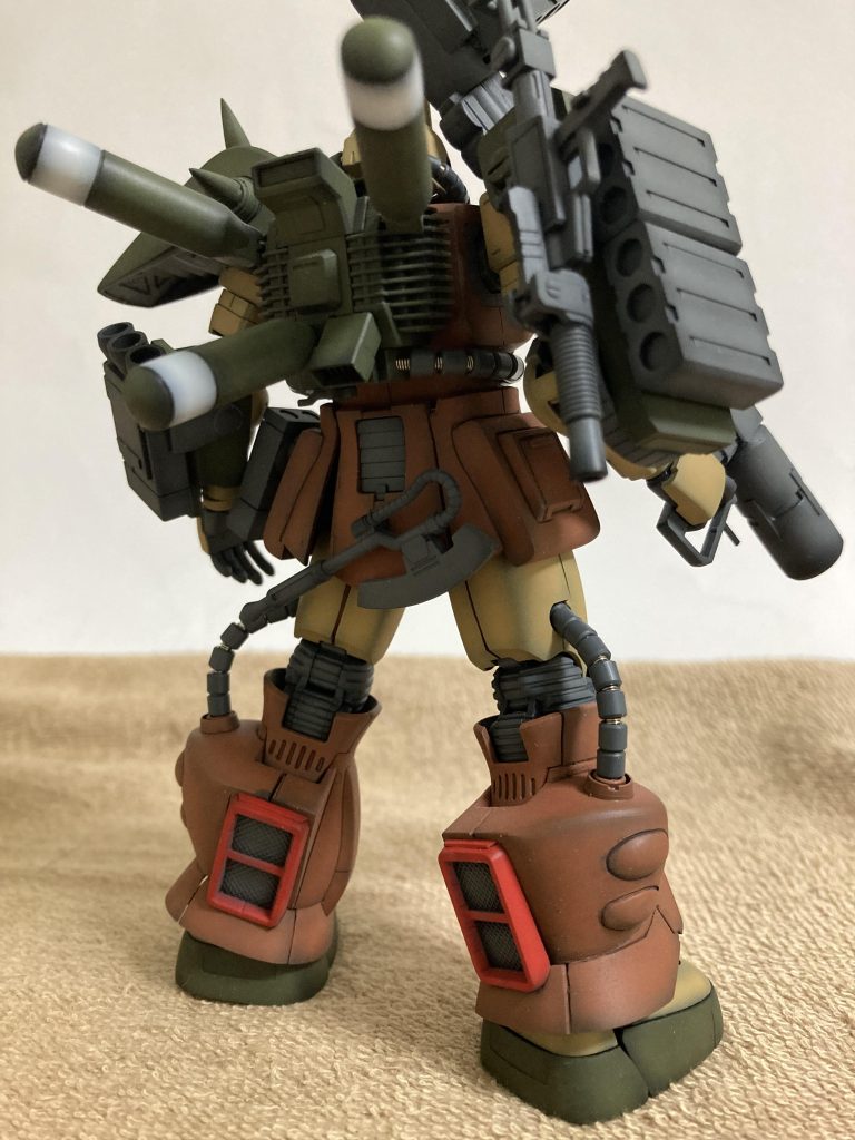 シールド後ろ側にマシンガンを取り付けてますなんかこのガチャガチャ持ってる感じが好みですオリジン版ザクは脚がフレームに装甲を被す構造なので、ふくらはぎの追加ブースターも分割できるようアレンジ