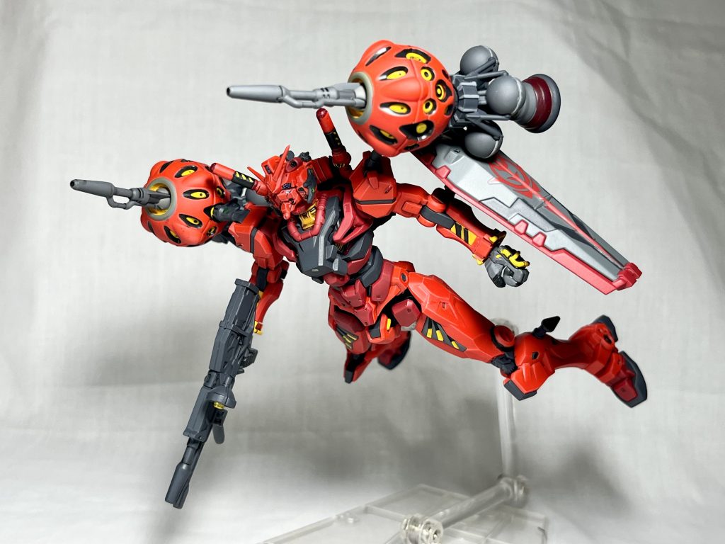 シャア機として製作している以上、ビットは6基欲しかったですがオプションパーツセットの登場を待ちます。ビットの塗り分けが本体以上に大変でした。