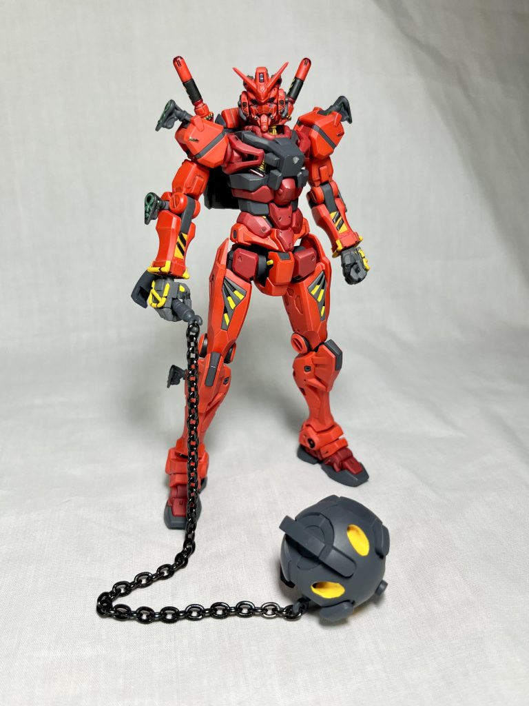 自分の赤いガンダムはシャア専用機として製作していますが、一応ガンダムハンマーも作りました。チェーン部分は、ガンダムver.G30thに付属するガンダムハンマーの金属製チェーンに置き換えました。G30thガンダムハンマーの基部を赤いガンダム付属ハンマーに接着する事で金属製チェーンを付けられるようになっています。やはりこちらの方が見栄えが良い感じです。