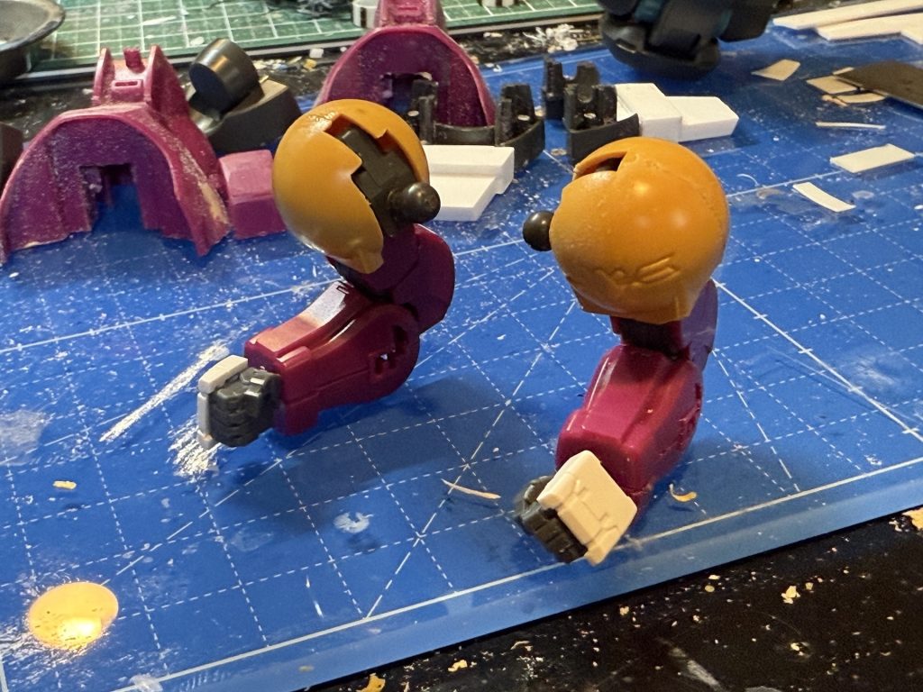 ギャンなので肩は丸いのが欲しくて,旧キットザクレロの余った部品を移植.