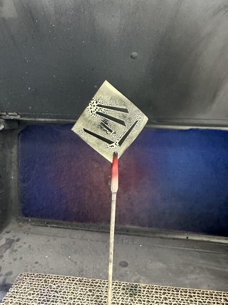 マスキングをカットして黒サフ吹いて…