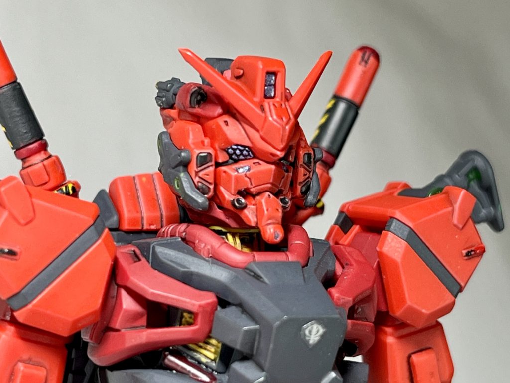 カメラアイはガンダムマーカーのメタルバイオレットを塗り、エナメル黒で墨入れしています。発色も良く、モールドも活かせるためかなりおすすめです。今回ホイルシールは不使用で全て塗装による再現になります。マーキングシールは胸部ジオンマークとシールド部分を使用しています。本体は目立つ部分のパーティングラインを消したぐらいでビットに出る合わせ目などは消していません。