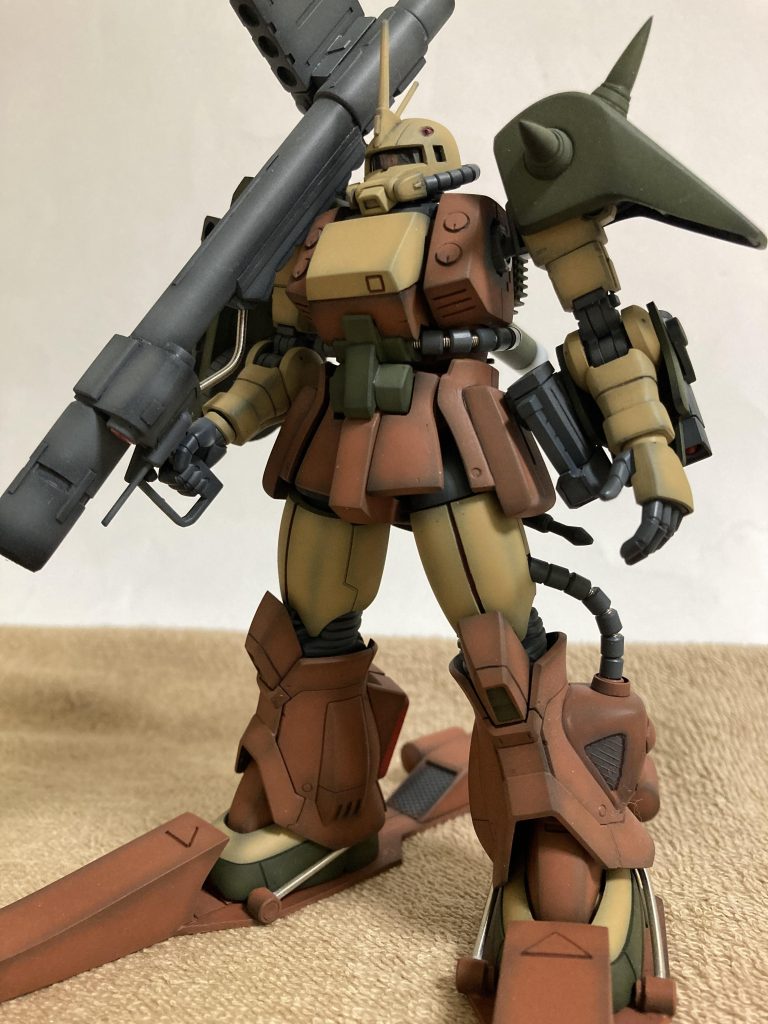 製作中も投稿してますので、ご興味がありましたらご覧下さいオリジン版ザクは胸パーツが分割され、胸を少し開く(胸を張るみたいに)ギミックがあるので、ギミックを活かしたまま胸形状を変更しました
