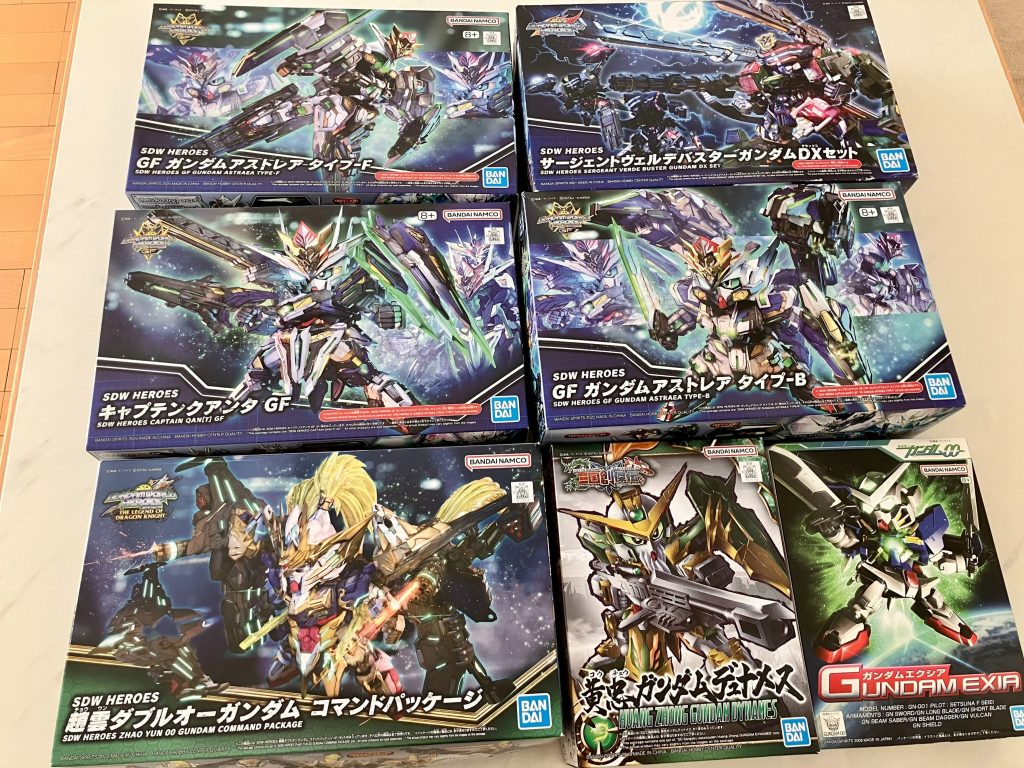 SDWヒーローズ最新キット、キャプテンクアンタGFを彩色変更&武装アレンジで製作しました。『ガンダムビルドメタバース』に登場したガンダムダブルオーコマンドクアンタ・デザートタイプを機体モチーフとして、特徴的カラーリングの砂漠・乾燥地帯仕様っぽい塗装を施し、武装の実体剣やミサイルランチャー等で雰囲気が出せるよう作りました。