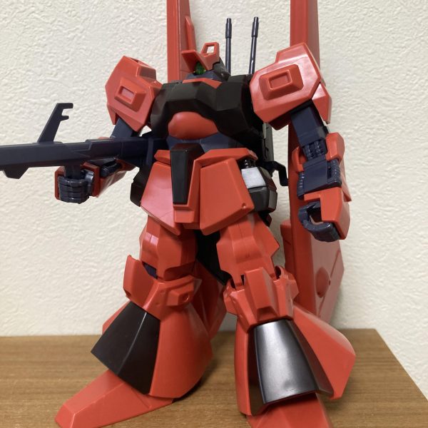 ZZモノが残り少なくなってきました。ディザートザクもようやく完成したので、次はシュツルムディアスです。仮組してみましたが、見事にリックディアスの悪い所を継承していますね…リックディアスを大改修して完成させたトラウマから製作を避けていた本機ですが、記憶を掘り起こしながら製作していきます。しかし…武器くらいちゃんと構えられるように改修してから発売しましょうよ！やれやれ…（2枚目）