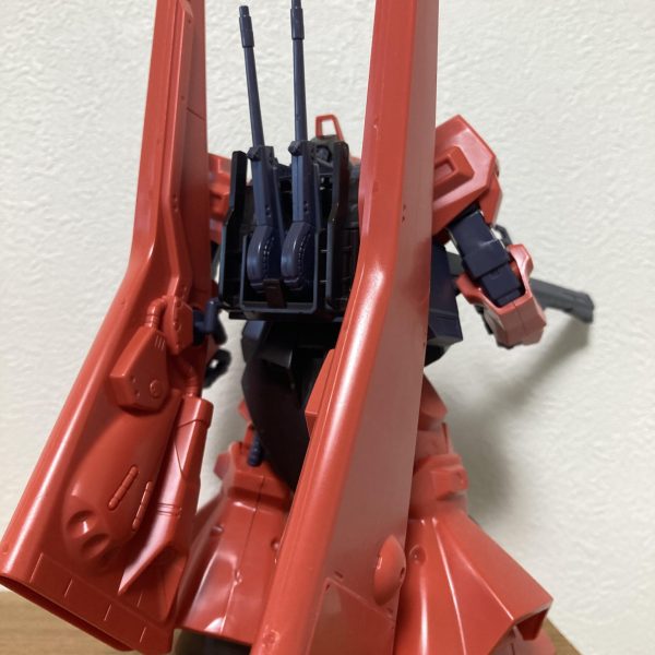 ZZモノが残り少なくなってきました。ディザートザクもようやく完成したので、次はシュツルムディアスです。仮組してみましたが、見事にリックディアスの悪い所を継承していますね…リックディアスを大改修して完成させたトラウマから製作を避けていた本機ですが、記憶を掘り起こしながら製作していきます。しかし…武器くらいちゃんと構えられるように改修してから発売しましょうよ！やれやれ…（4枚目）