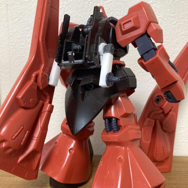今日の成果・巨大なブースター+キャノン砲取付方法、位置を変更しました。キャノン砲のクセに前方に向かないし、付け根は華奢ですぐに折れそうでした。・頭の取付方法を変更頭部の取付方法が悪く、左右しか向かないため台座みたいになっている首周辺をくり抜き、首を二重関節にしました。エリパーツに頭が埋まる感じと、キャノンの角度と目線が合うようになりました。  （3枚目）