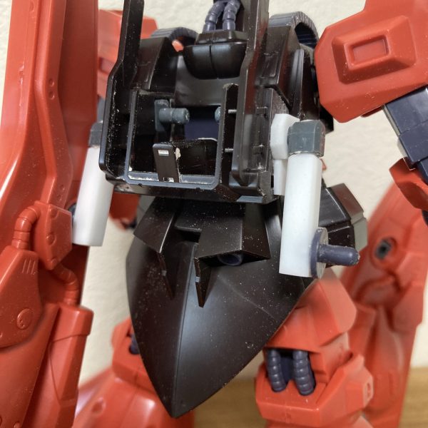今日の成果・巨大なブースター+キャノン砲取付方法、位置を変更しました。キャノン砲のクセに前方に向かないし、付け根は華奢ですぐに折れそうでした。・頭の取付方法を変更頭部の取付方法が悪く、左右しか向かないため台座みたいになっている首周辺をくり抜き、首を二重関節にしました。エリパーツに頭が埋まる感じと、キャノンの角度と目線が合うようになりました。  （2枚目）