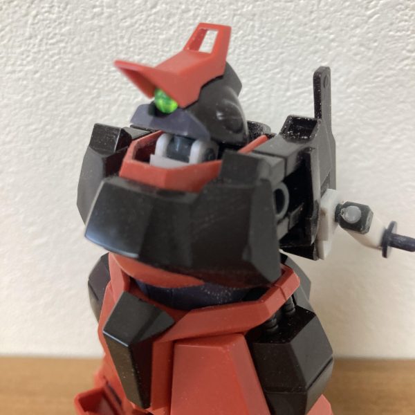 今日の成果・巨大なブースター+キャノン砲取付方法、位置を変更しました。キャノン砲のクセに前方に向かないし、付け根は華奢ですぐに折れそうでした。・頭の取付方法を変更頭部の取付方法が悪く、左右しか向かないため台座みたいになっている首周辺をくり抜き、首を二重関節にしました。エリパーツに頭が埋まる感じと、キャノンの角度と目線が合うようになりました。  （5枚目）