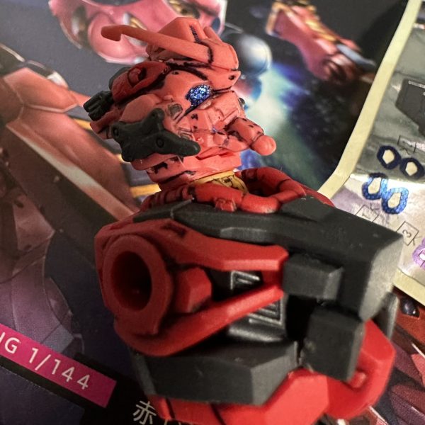 ＨＧＵＣ赤いガンダム(gMS-α)です。とりあえず上半身。スミ入れ、ツヤ消しトップコート。久しぶりのＨＧ(1/144)。覚悟はしていましたが、老眼＋白内障のポンコツ目玉ではキツすぎです。見えないホント。精密拡大鏡＋拡大鏡で頑張ってます。まぁ、デザイン的に分かってはいましたが、頭部だけで情報量が、、、。比較対象はＭＧダブルゼータ(Ver.ka←FAZZの余剰パーツ)とＨＧＵＣステイメン。しかし、どうしようかな、消えた画像、、、。（4枚目）