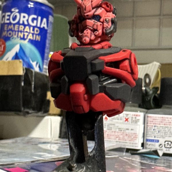 ＨＧＵＣ赤いガンダム(gMS-α)です。とりあえず上半身。スミ入れ、ツヤ消しトップコート。久しぶりのＨＧ(1/144)。覚悟はしていましたが、老眼＋白内障のポンコツ目玉ではキツすぎです。見えないホント。精密拡大鏡＋拡大鏡で頑張ってます。まぁ、デザイン的に分かってはいましたが、頭部だけで情報量が、、、。比較対象はＭＧダブルゼータ(Ver.ka←FAZZの余剰パーツ)とＨＧＵＣステイメン。しかし、どうしようかな、消えた画像、、、。（2枚目）