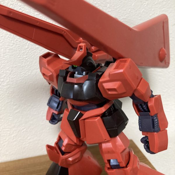 今日の成果・巨大なブースター+キャノン砲取付方法、位置を変更しました。キャノン砲のクセに前方に向かないし、付け根は華奢ですぐに折れそうでした。・頭の取付方法を変更頭部の取付方法が悪く、左右しか向かないため台座みたいになっている首周辺をくり抜き、首を二重関節にしました。エリパーツに頭が埋まる感じと、キャノンの角度と目線が合うようになりました。  （1枚目）
