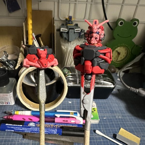 ＨＧＵＣ赤いガンダム(gMS-α)です。とりあえず上半身。スミ入れ、ツヤ消しトップコート。久しぶりのＨＧ(1/144)。覚悟はしていましたが、老眼＋白内障のポンコツ目玉ではキツすぎです。見えないホント。精密拡大鏡＋拡大鏡で頑張ってます。まぁ、デザイン的に分かってはいましたが、頭部だけで情報量が、、、。比較対象はＭＧダブルゼータ(Ver.ka←FAZZの余剰パーツ)とＨＧＵＣステイメン。しかし、どうしようかな、消えた画像、、、。（3枚目）