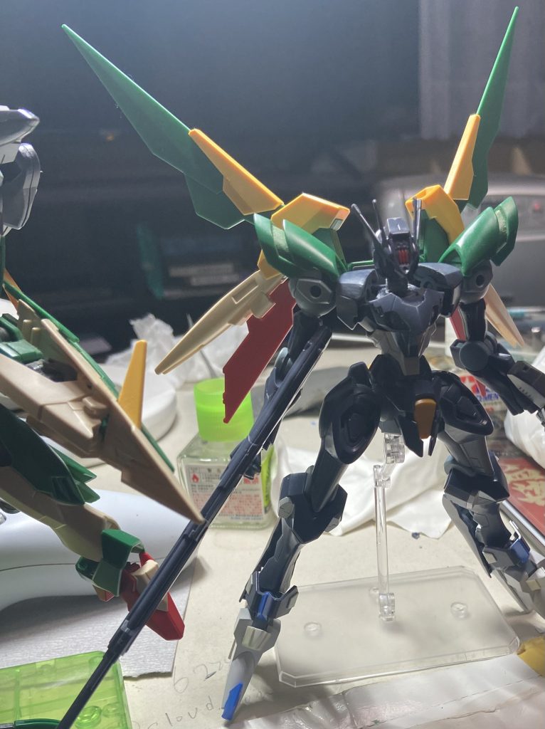 もともとはファラクトを普通に作ろうとしてました。けど、素組みフェニーチェリナーシタの部品を軽い気持ちで付けてみたら、意外とイカしてたので、ミキシングしてみようと思いました、デザインのコンセプトはKMFランスロットアルビオンです。 