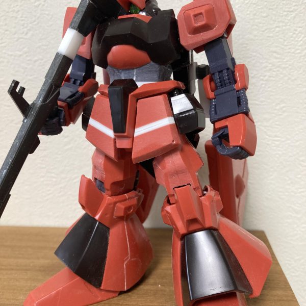 今週末のシュツルムディアスの成果です。各所の延長や幅詰めを行い、好みのスタイルに近づけていきます。旧HGUCの寸詰まりな感じを解消し、上部に向けて三角形な感じになるようにイメージしてます。・頭部胴体に埋没する感じ(ドムみたいに)に襟周りを加工しました。キャノンに合わせて上を向けるように首を二重関節化上を向くと二重関節が露出するので、今後はそこも改修が必要。・肩アーマー2mm程幅詰めしました(結構大変…)・胴体2mm延長しました。バランスはまだ調整が必要ですね。・フトモモ1mm幅詰めしました・膝関節長さを2mm延長し、膝裏のパイプを作り直しました。スプリング+市販パイプパーツです。・バズーカHGUC百式(revive)のバズーカを流用し、長さを10mm延長しました。画像のように担ぐ感じで持てます。以前に作成したリックディアスをほとんどトレースしているため、考える時間があまり必要無く、サクサク作業が進んでいます。（2枚目）