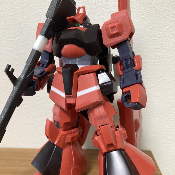 今週末のシュツルムディアスの成果です。各所の延長や幅詰めを行い、好みのスタイルに近づけていきます。旧HGUCの寸詰まりな感じを解消し、上部に向けて三角形な感じになるようにイメージしてます。・頭部胴体に埋没する感じ(ドムみたいに)に襟周りを加工しました。キャノンに合わせて上を向けるように首を二重関節化上を向くと二重関節が露出するので、今後はそこも改修が必要。・肩アーマー2mm程幅詰めしました(結構大変…)・胴体2mm延長しました。バランスはまだ調整が必要ですね。・フトモモ1mm幅詰めしました・膝関節長さを2mm延長し、膝裏のパイプを作り直しました。スプリング+市販パイプパーツです。・バズーカHGUC百式(revive)のバズーカを流用し、長さを10mm延長しました。画像のように担ぐ感じで持てます。以前に作成したリックディアスをほとんどトレースしているため、考える時間があまり必要無く、サクサク作業が進んでいます。（1枚目）