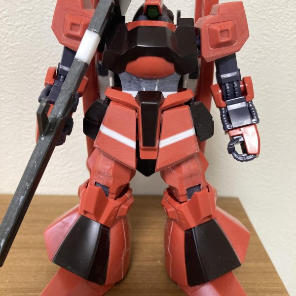 今週末のシュツルムディアスの成果です。各所の延長や幅詰めを行い、好みのスタイルに近づけていきます。旧HGUCの寸詰まりな感じを解消し、上部に向けて三角形な感じになるようにイメージしてます。・頭部胴体に埋没する感じ(ドムみたいに)に襟周りを加工しました。キャノンに合わせて上を向けるように首を二重関節化上を向くと二重関節が露出するので、今後はそこも改修が必要。・肩アーマー2mm程幅詰めしました(結構大変…)・胴体2mm延長しました。バランスはまだ調整が必要ですね。・フトモモ1mm幅詰めしました・膝関節長さを2mm延長し、膝裏のパイプを作り直しました。スプリング+市販パイプパーツです。・バズーカHGUC百式(revive)のバズーカを流用し、長さを10mm延長しました。画像のように担ぐ感じで持てます。以前に作成したリックディアスをほとんどトレースしているため、考える時間があまり必要無く、サクサク作業が進んでいます。（3枚目）