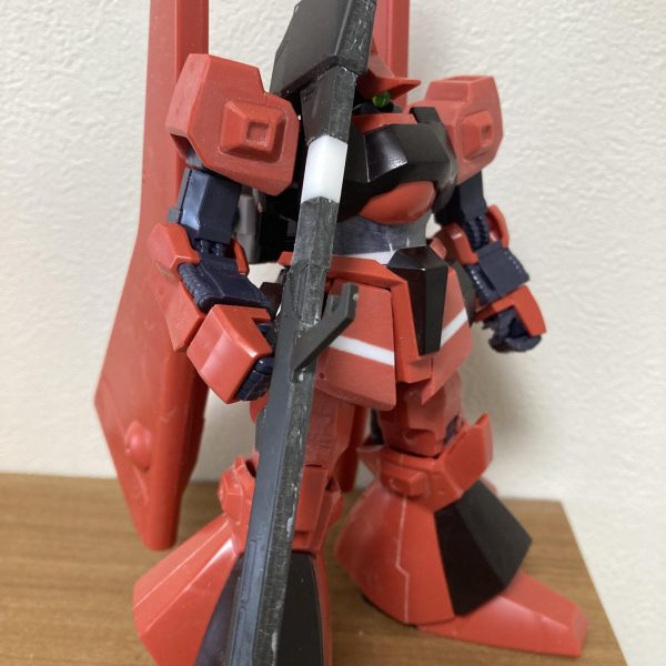 今週末のシュツルムディアスの成果です。各所の延長や幅詰めを行い、好みのスタイルに近づけていきます。旧HGUCの寸詰まりな感じを解消し、上部に向けて三角形な感じになるようにイメージしてます。・頭部胴体に埋没する感じ(ドムみたいに)に襟周りを加工しました。キャノンに合わせて上を向けるように首を二重関節化上を向くと二重関節が露出するので、今後はそこも改修が必要。・肩アーマー2mm程幅詰めしました(結構大変…)・胴体2mm延長しました。バランスはまだ調整が必要ですね。・フトモモ1mm幅詰めしました・膝関節長さを2mm延長し、膝裏のパイプを作り直しました。スプリング+市販パイプパーツです。・バズーカHGUC百式(revive)のバズーカを流用し、長さを10mm延長しました。画像のように担ぐ感じで持てます。以前に作成したリックディアスをほとんどトレースしているため、考える時間があまり必要無く、サクサク作業が進んでいます。（4枚目）
