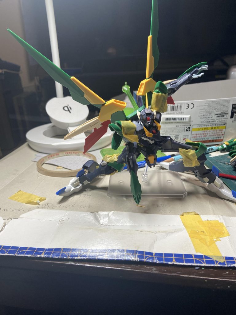 発進ポーズもできる様に改造してます。が、背中重くなりすぎて現状は厳しいです😥今回のテーマはズバリ、ビコーンシステムでディスプレイする事です。コラキビームエフェクトの後ろの方は、プラ板にスジボリし、蛍光塗料流し込みで表現してます。こちらのアイデアはフォローさせていただいてる、じゃがいむさんのエアリアルとジークアクスのディスプレイ方法から着想を得ています！素晴らしいディスプレイです！！今回蛍光塗料初挑戦でした。