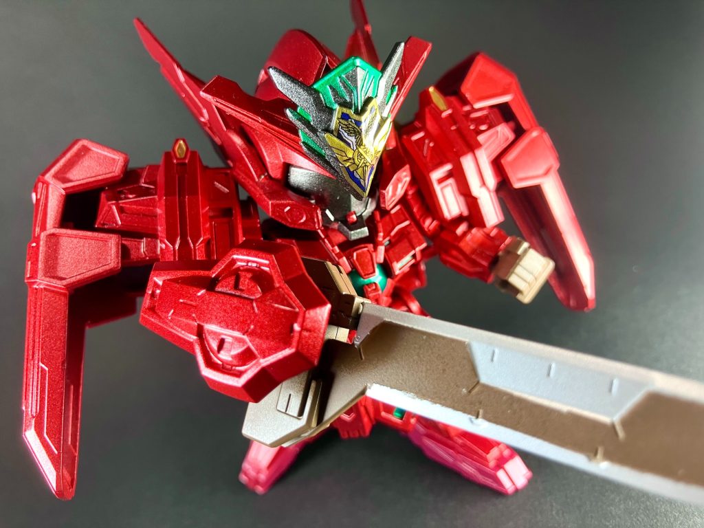 【GFガンダムアストレア タイプ-F改】マーシャルクアンタGF指揮下の次世代型支援メカ。試験的に破天荒な性格パターンの自律思考型AIを搭載し、軍令違反や独断専行も多い問題児だが、荒野のアウトローな戦術行動を好むマーシャルの作戦指揮とは相性が良い。高機動型試験装備・アヴァランチユニットを装着し、強襲性能が強化されている。