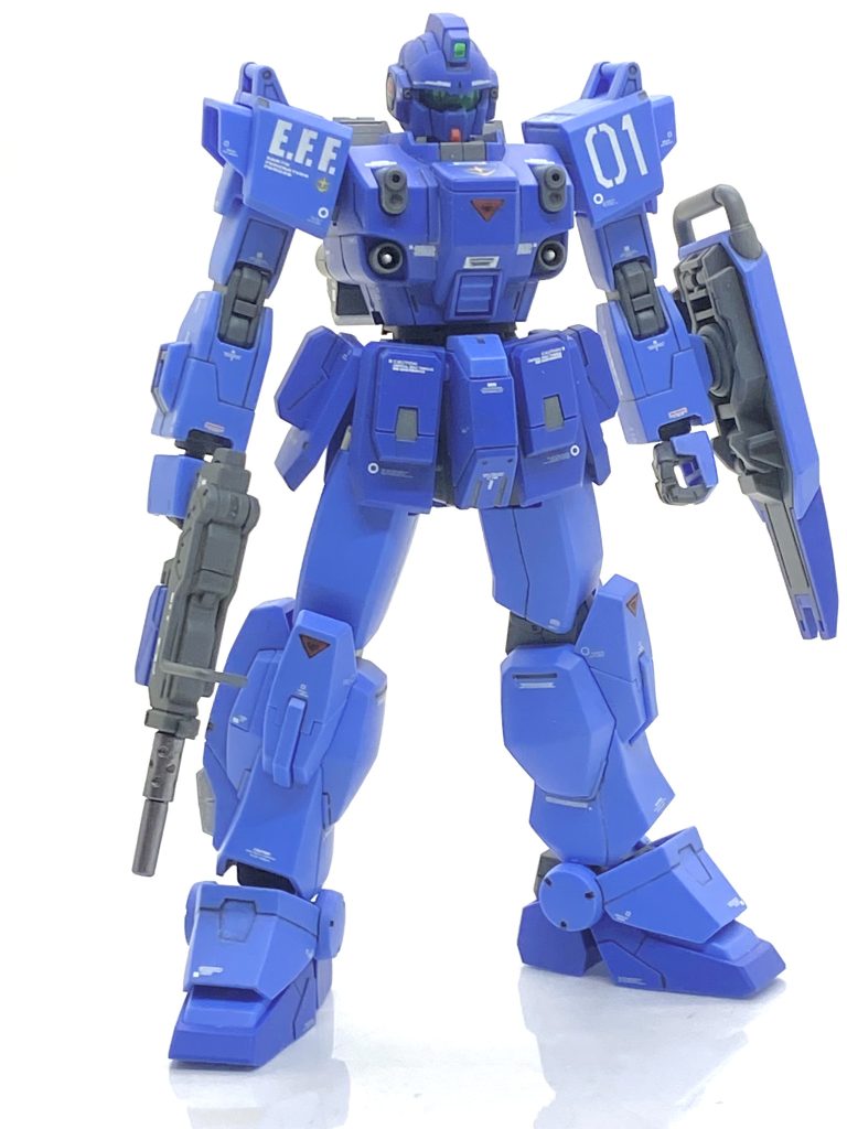 前キットのブルーディスティニー1号機は青が濃すぎると思ってましたがリメイク版の方は自分がイメージした成形色で特に薄い青色の方はつや消しクリアー吹きますとパステル調になり、かなり良い感じになります。ディティールもそこそこありますからグレーで塗り分けると精密性が上がり良くなると思います(整形色仕上げですとはみ出してもシンナー付けた綿棒で拭けば修正出来ます)。