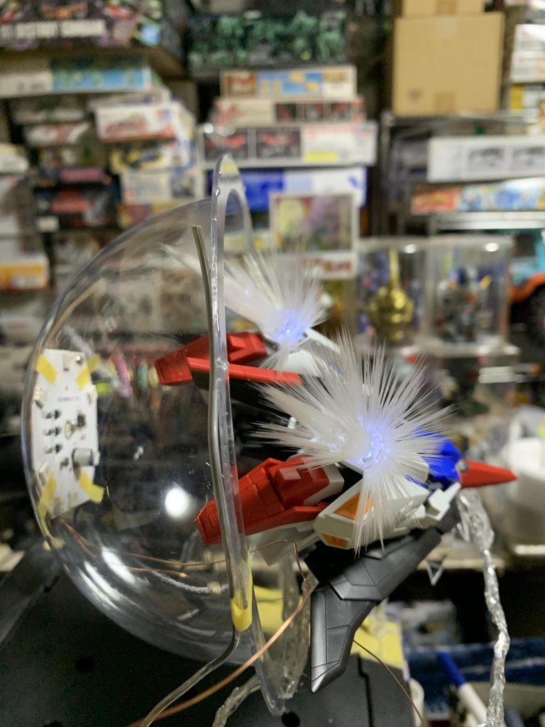 バーニアにも電飾を仕込んでいますが光量が弱くて他の電飾に負けてしまったのが悔やまれる〜