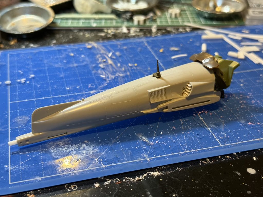 ビームバズーカは,タミヤ1/72のハリアーの尾部部分を切って色々パーツを付けて適当に.