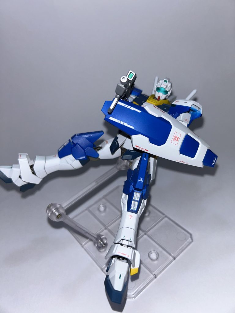 ポージング②カメラのフラッシュをオンにすると、青の部分がメタリックのようになっていますが、メタリックカラーではありません💦