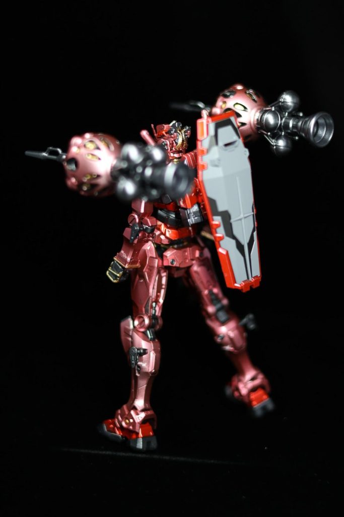 ピンク色をキャンディ塗装で出したのがポイントです。赤部分と同じ色ですがクリア塗料で薄めて塗装しています。