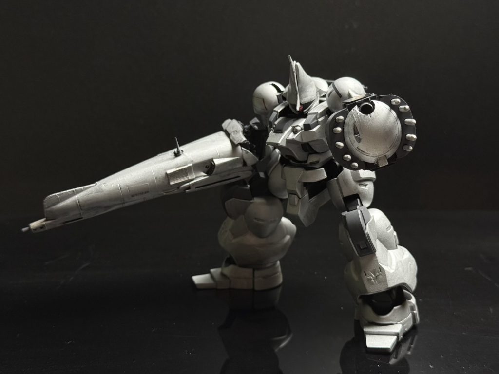 右手のはランスっぽいビームバズーカ.左手のは盾,ではなく,ミサイルポッドです.