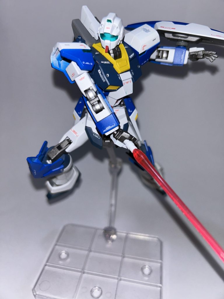 ポージング⑤二の腕のパーツは逆向きに付けております。間違いではなく、こっちのスタイルの方が好みだっただけで、可動域にも支障は無かったので問題なしです!