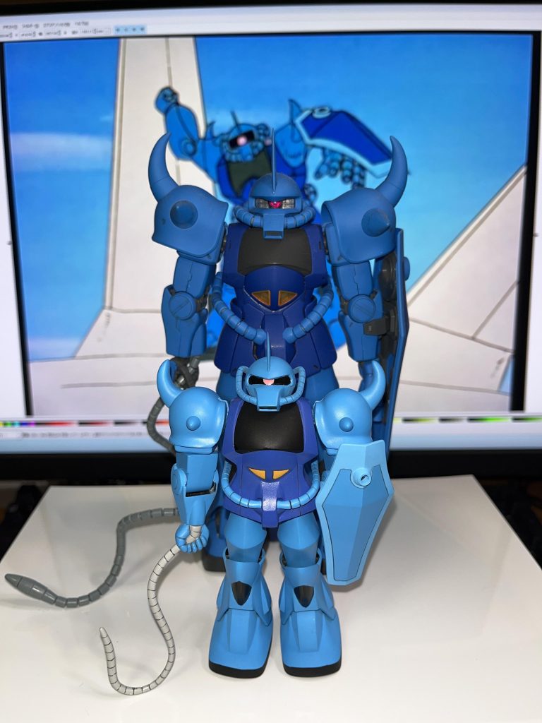 10年くらい前に組み立てたMGグフ(成型色仕上)と並べて撮影 当時はMG1/100系が好きでしたが年取ったせいなのか近年は1/144サイズがお気に入りです たまに行くガンプラ展示会でも色々な1/144の作品を見て学んでいます