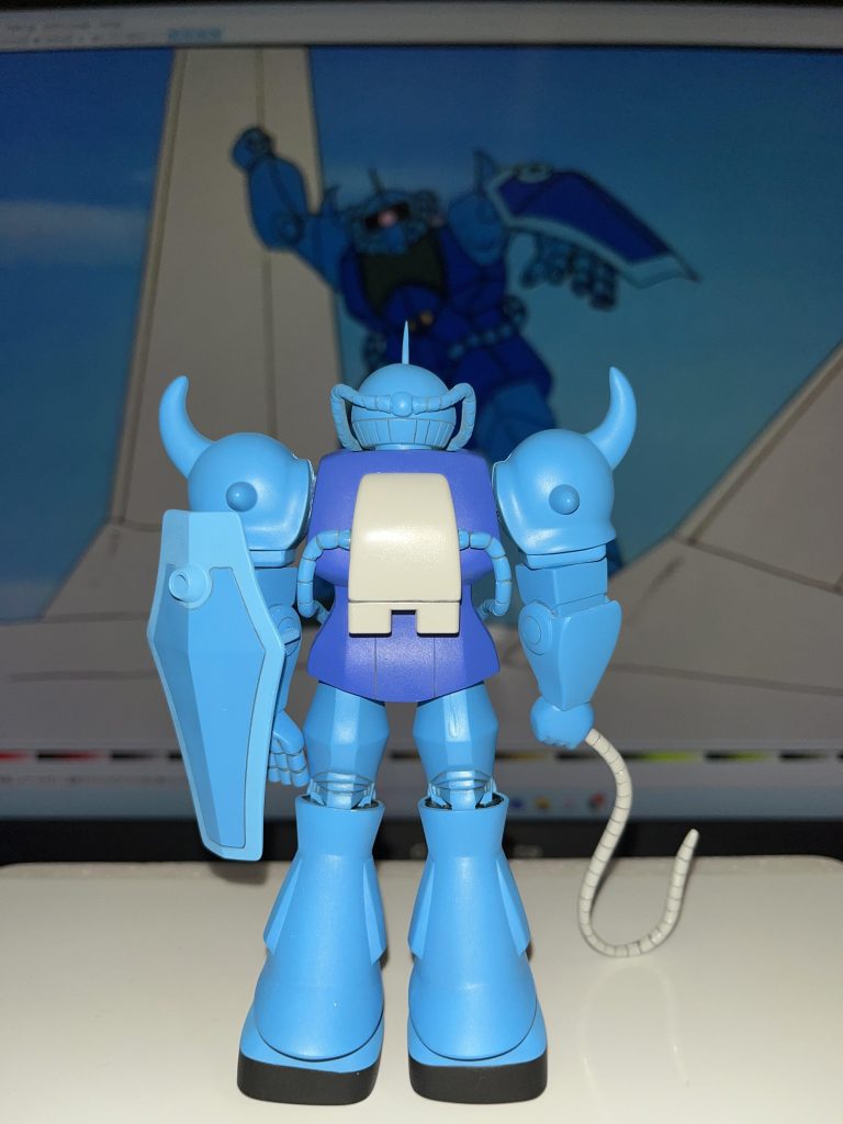 後姿です 盾の色ですがアニメ・箱絵・組立見本で全部バラバラでしたので箱絵に合わせました 向こうのグフの盾の色の方が強そう・・