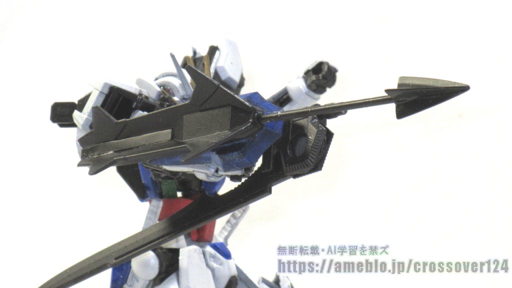 刀身を収納した状態ではガントレットメイスとして機能し、敵を直接殴りつけるのみならずパイルバンカー機構による局所破壊にも威力を発揮する。