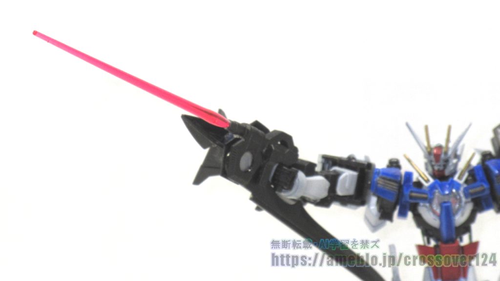 ショートライフル兼ビームサーベルとしても使用可能。そのままシールドにもなるので都合6WAYで使える。前腕に固定する都合上ポールウェポンにしても取り回しが悪いな……という反省からGNメイソードを再構成。刀身はオプションパーツセットのグランドスラムを用い、円状の穴にプラ板を入れてホログラムフィニッシュも貼りました。