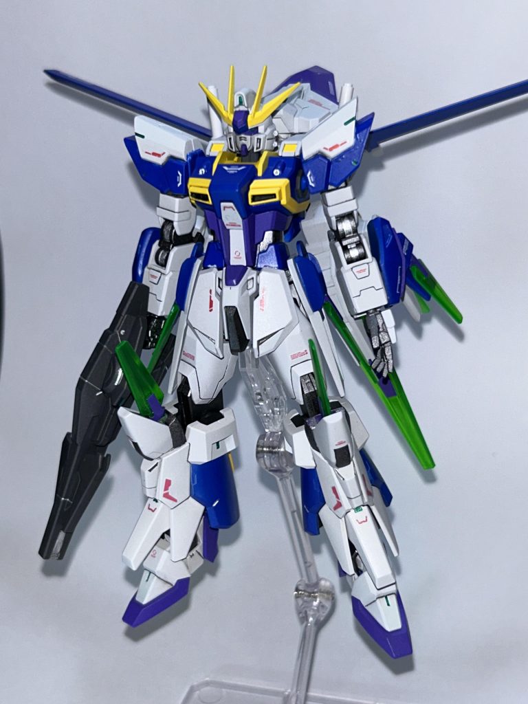 正面。頭部、腕部、腰部、太腿部🟰スタービルドストライク肩部🟰ブレイジングガンダム胸部🟰ウィンダムサイドアーマー🟰SDCSシスクード脚部、ライフル🟰AGE-FXバックパック🟰エールストライカー