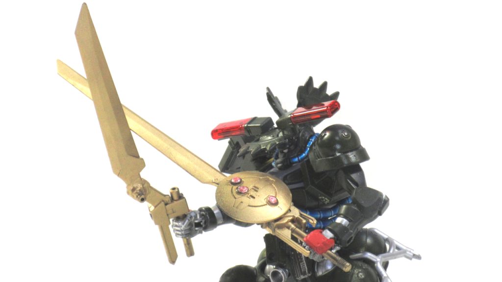 サイコ・シザース　前大戦においてジオン公国軍は「シャロンの薔薇」を入手したことにより自分たちのサイコミュ技術の成功を確信し、さらなる発展を目指していたが、一方で対サイコミュ用カウンターウェポンの研究も密かに進められていた。　その一基、サイコ・シザースは、サイコミュの基本原理――NTパイロットの思念波を機械語に翻訳し、戦場に散布されたミノフスキー粒子を媒介に子機へと伝達する――に着目したものである。　内蔵センサーはミノフスキー粒子散布下における思念波の感知に特化しており、敵の母機と子機の間に割って入って粒子濃度を瞬間的に変容させ、思念通信を遮断・無力化するというコンセプトで開発されたものだった。　しかし高速で飛び回る母機と子機の間に正確に割り込んでカッティングするのは現実的とは言えず研究は中断され、実機はグラナダへのソロモン落とし事件の際にどさくさに紛れていずこかへと持ち出されていき、ジャンク屋の手に渡りながら「コロニー建設重機用ワイヤーカッター」の名目で７バンチ分署に流れ着くこととなる。　本装備が真価を発揮するのは、サイコミュ搭載機同士が感応現象を起こした際、短時間ながら足を止めた両機の間に割って入りつながりを断つ時なのだが、７バンチ分署がそれに気付くことはない。