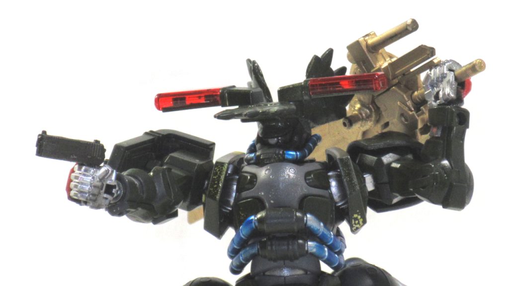 　フル装備（メイン写真）ではザクマシンガンやヒートホークも運搬しているものの、サイコ・シザースを振るうにはシールド兼ウェポンキャリアーが邪魔になることもあり、シザースマウントに懸架しておける対MSオートマチック拳銃のみを選択して出撃することも多い。