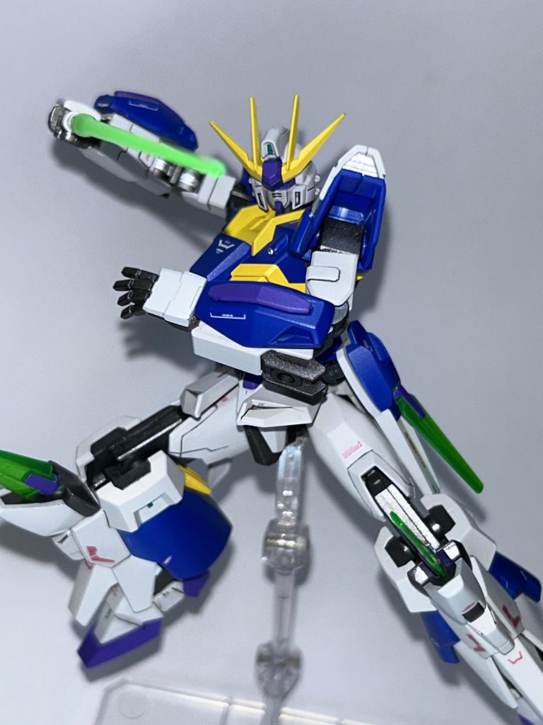 ポージング4。バックパック無し状態も結構カッコ良いなと自画自賛です😊というか、ポージングしてる時にパックパックのCファンネルがポロポロ取れるので一度外しました 笑撮影後に基部を少し太らせてポロリがないようにしました!