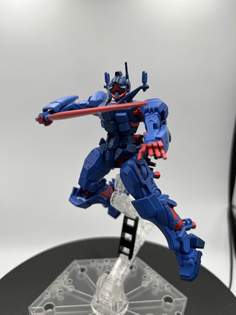 これは普通にポージングした写真ですうんやっぱかっこいいね。ゲルググはほかのジークアクスキットに比べてパーツが気持ち大きい気がするんで比較的組みやすい気がします(腰以外)