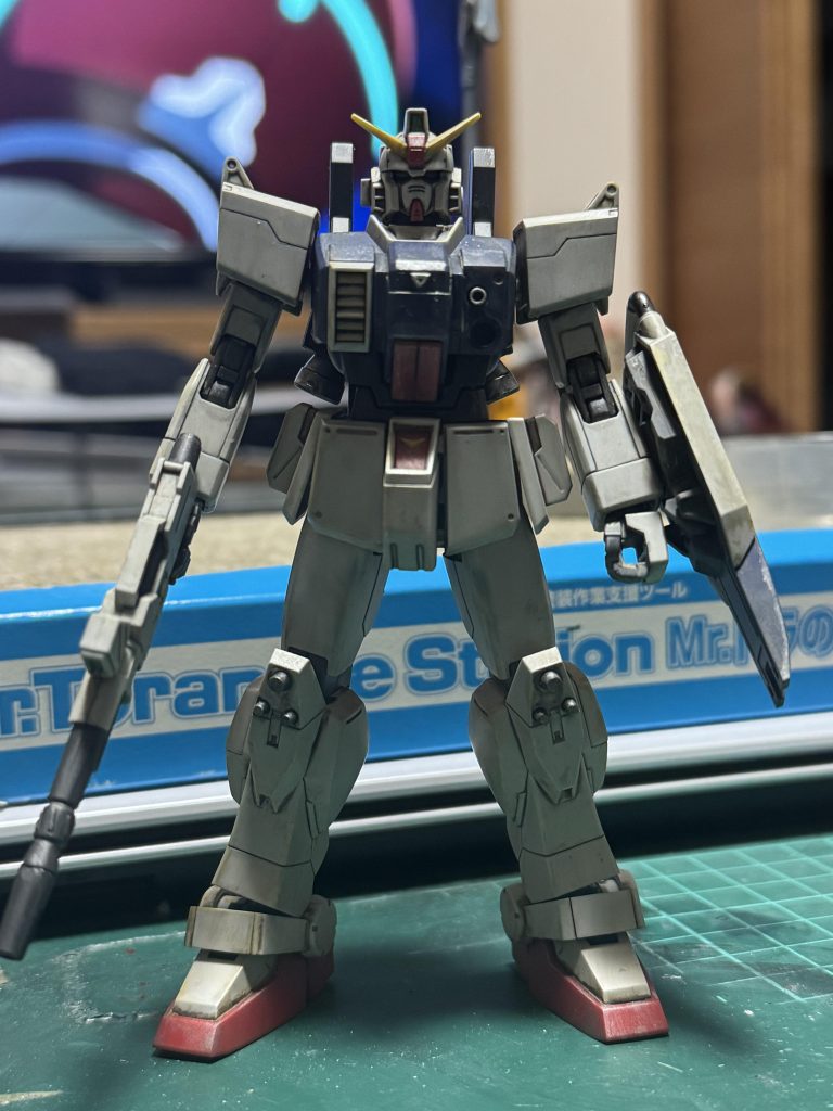 陸戦型ガンダムです。素組に部分塗装、ウェザリングしました。胸部のパーツないのに写真撮ってる時気が付きました。