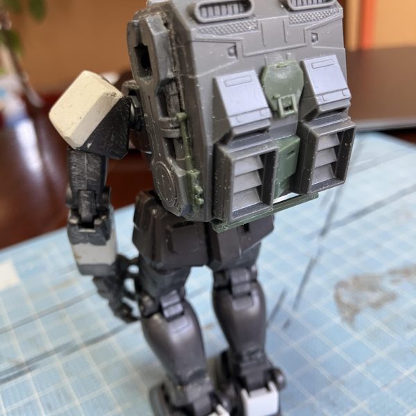 ガンプラ40年ぶり、というよりほぼ初心者です。色々ネットを漁ってこういう作風見つけて、大いに参考にさせてもらいながら作ってます。たまに触る程度の進捗具合で数ヶ月。ようやくあとは塗るだけのとこまできました。塗装もほぼ初体験です。何とか形にしたいなあと思ってます。 あ、エコプラ組立体験会バージョンです。 （6枚目）