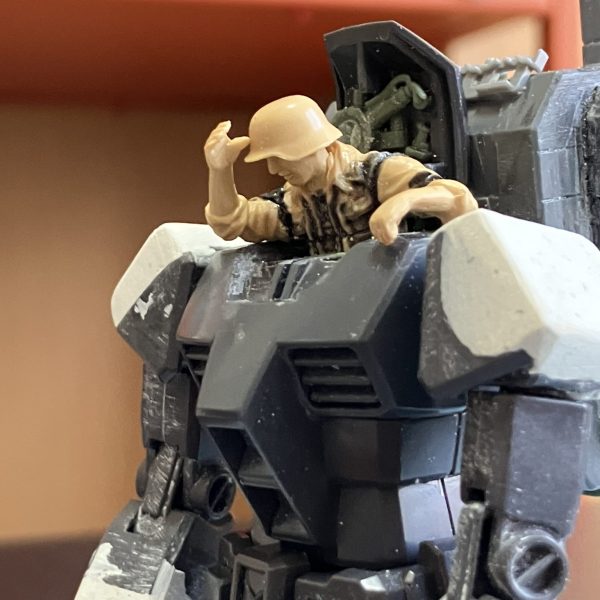 ガンプラ40年ぶり、というよりほぼ初心者です。色々ネットを漁ってこういう作風見つけて、大いに参考にさせてもらいながら作ってます。たまに触る程度の進捗具合で数ヶ月。ようやくあとは塗るだけのとこまできました。塗装もほぼ初体験です。何とか形にしたいなあと思ってます。 あ、エコプラ組立体験会バージョンです。 （1枚目）