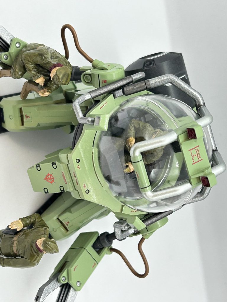 コックピットの造形はかなり細かい造りになっています。パイプもいい感じです。