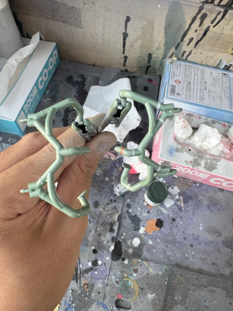 マスキング塗装中の状態はこんな感じ。白→マスキング→イエロー(オレンジ)→マスキング→グリーンという順で塗装しました。