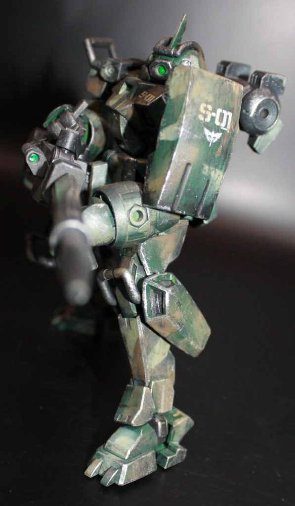 前からの武器構え。センサーがきらりと光っていい感じ。ドライブラシでエッジを際立たせるのも効いてますね。ちなみにデカールはサザビーのを使っています。スナイパーのSということにしておいてください。