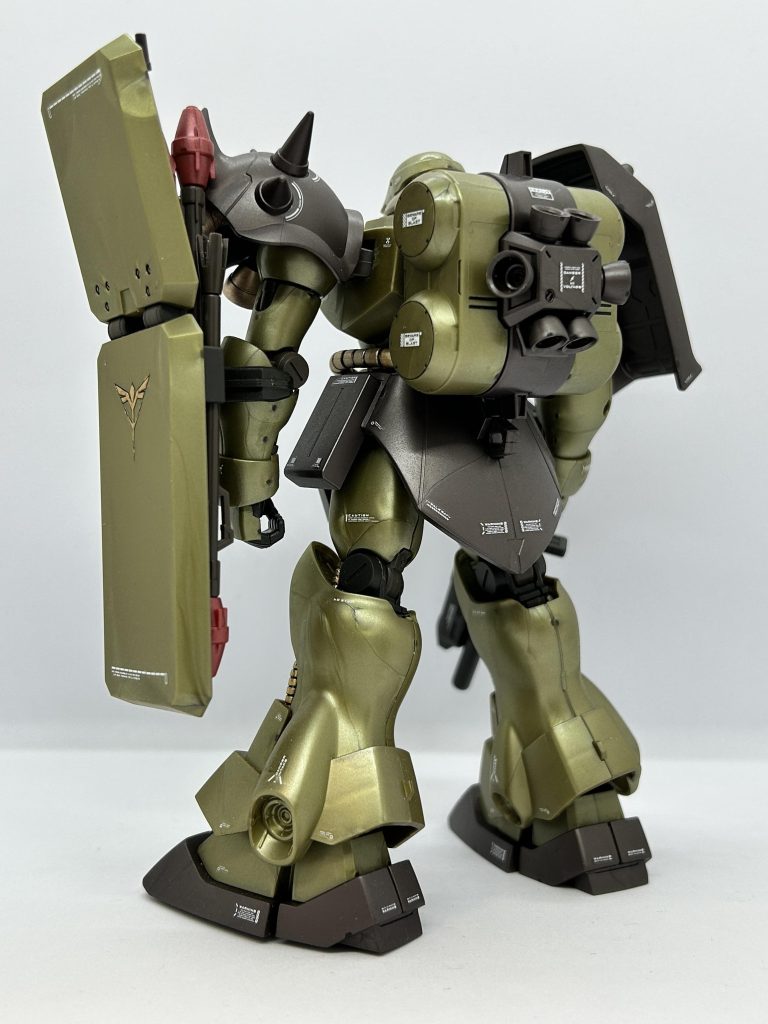 色味のせいですが、成形色の樹脂ムラ(ウェルド)が目立ちますね。