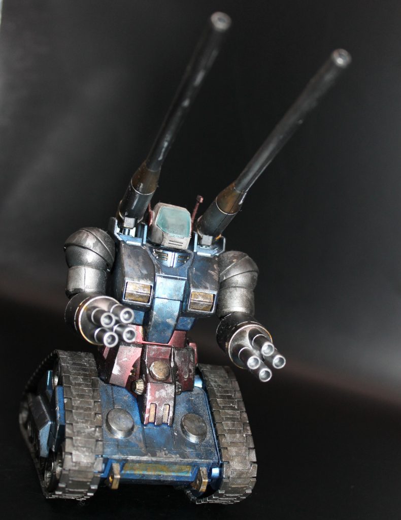 正面からの一枚。ウェザリングと艶消しのおかげで重厚感がありますね。間違ってクリアパーツにまで艶消しを吹いたのか、黄色でべた塗りしたハヤトが見えてませんが…初代かつHGなだけあって細かいディテールがなく、部分塗装する箇所も控えめ。今ならスジボリとプラ板工作、腕部の開口とかにチャレンジしてるかも。